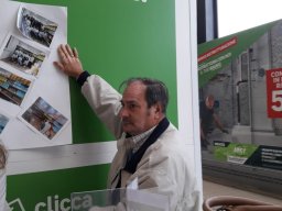 Una lampadina sospesa presso Leroy Merlin novembre 2022