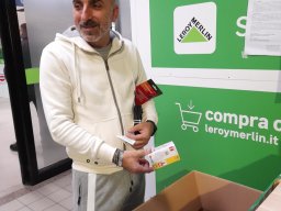 Una lampadina sospesa presso Leroy Merlin novembre 2022